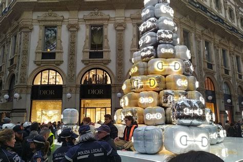 Ultima generazione imbratta l'albero di Gucci in Galleria